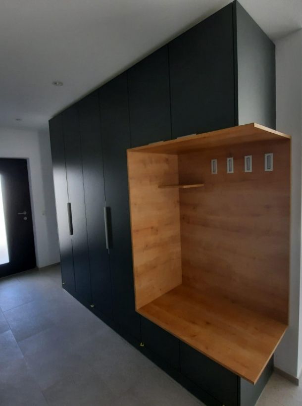 Innenausbau-Bild-mit-Schrank